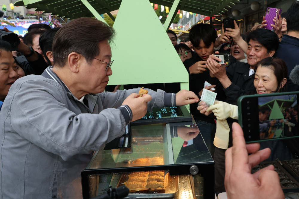 지역화폐 사용하는 이재명 후보.(사진=연합뉴스)