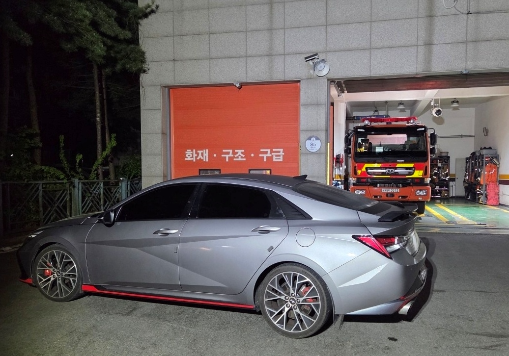 119안전센터 앞 가로막은 승용차(사진=연합뉴스)
