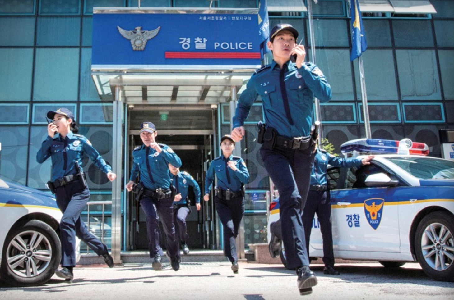 동국대 이상훈 교수의 연구에 따르면, 경찰공무원의 의사소통은 개인적 특성보다 근무환경에 더 큰 영향을 받는 것으로 나타났다. 연구 결과, 계급이 높을수록, 연령이 많을수록, 남성일수록 소통이 활발했으며, 이러한 격차 해소를 위해 근무환경 개선과 맞춤형 소통 프로그램 개발이 필요하다./ 사진=경찰청 홈페이지 이미지 캡처