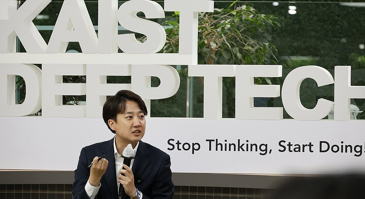 학생 의견 청취하는 이준석 대선후보(사진=연합뉴스)