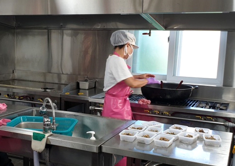 동대문구, 어버이날 맞아 저소득층 어르신 특식 대접