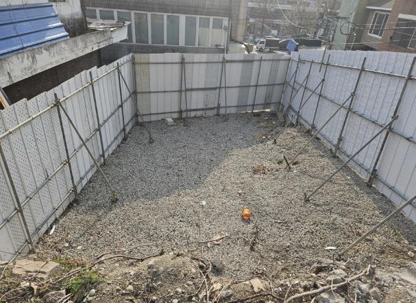 신영동 빈집 철거 모습. 종로구는 해당 부지에 10월 준공을 목표로 주민 쉼터를 지을 예정이다.