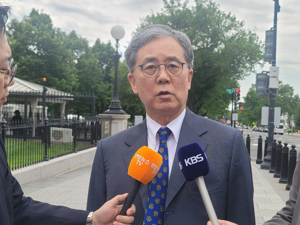 백악관 당국자 만난 뒤 설명하는 김현종(사진=연합뉴스)