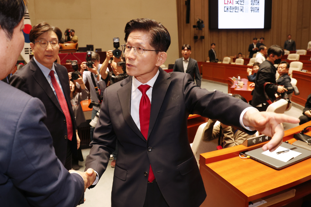 의총장서 나가는 김문수 후보(사진=연합뉴스)