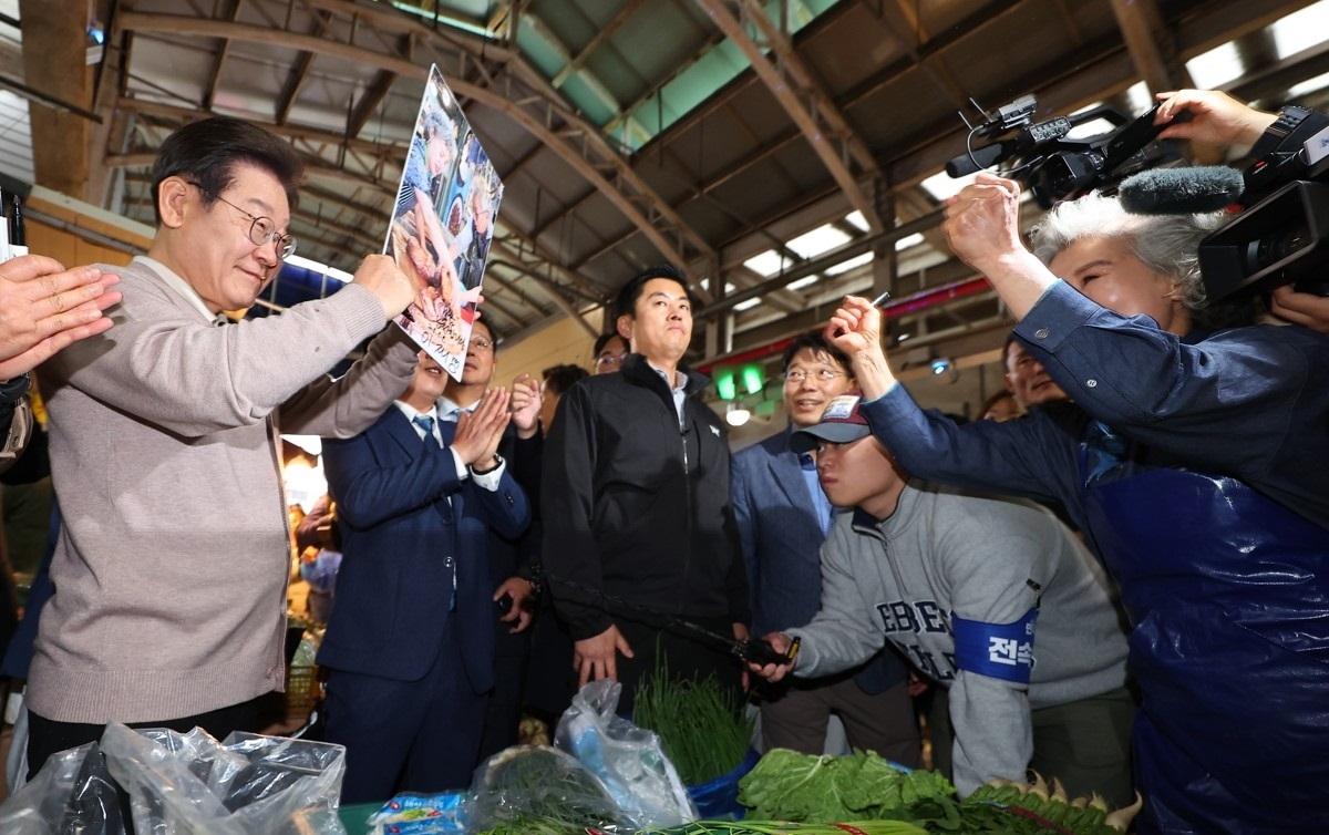 영천공설시장 찾은 이재명 후보(사진=연합뉴스)