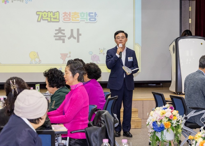 진교훈 서울 강서구청장이 9일 강서평생학습관에서 65세 이상 어르신을 대상으로 열린 ‘7학년 청춘학당’ 강좌 개강식에 참석해 인사말을 하고 있다.