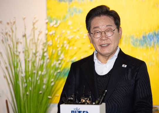 (사진=연합뉴스) 영남 신라벨트 골목골목 경청투어에 나선 더불어민주당 이재명 대선 후보가 10일 경남 진주시의 한 찻집에서 진주 지역 독지가 김장하 선생과 차담을 마친 뒤 백브리핑을 하고 있다.