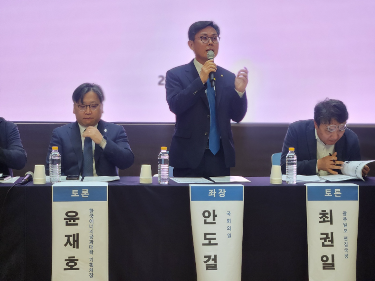 안도걸 (가운데) 국회의원 (사진=의원실)