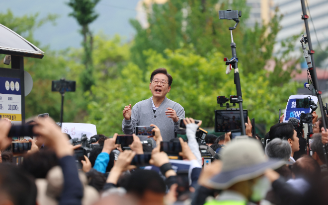 11일 전남 화순군 화순읍에서 더불어민주당 이재명 대선 후보가 골목골목 경청투어를 진행하고 있다. 사진=연합뉴스