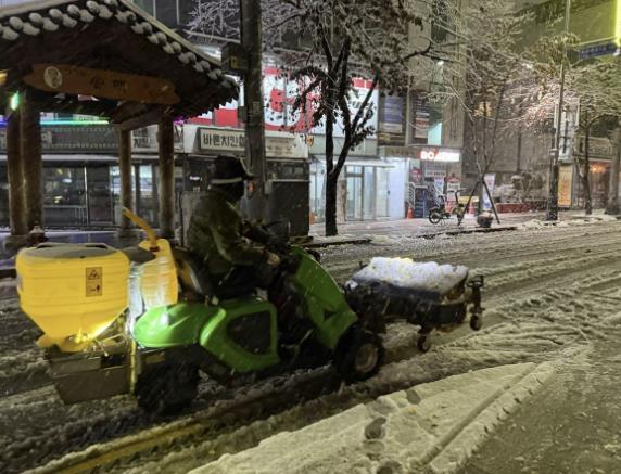 도로 제설 중인 종로구 관계자의 모습