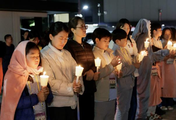 2024 마포구 엄빠랑캠프 참여자들이 레크리에이션을 하고 있다.