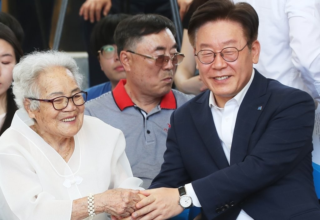 생전 이옥선 할머니와 만나 인사하는 이재명(사진=연합뉴스)