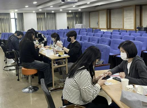 도봉구 직원이 지역 내 한 사업장을 방문해 도봉구 모바일 헬스케어 사업을 안내하고 있다.