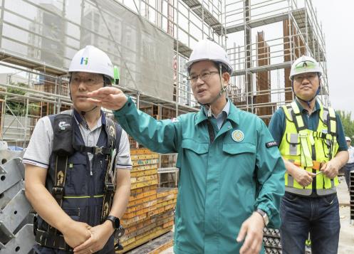 여름철 안전사고 대비 공사현장을 점검하고 있는 최호권 영등포구청장