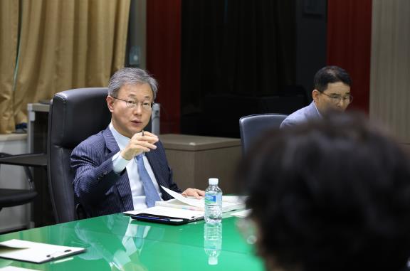 장인홍 구로구청장이 12일 민선8기 구청장 공약사업 검토보고회에서 말하고 있다.