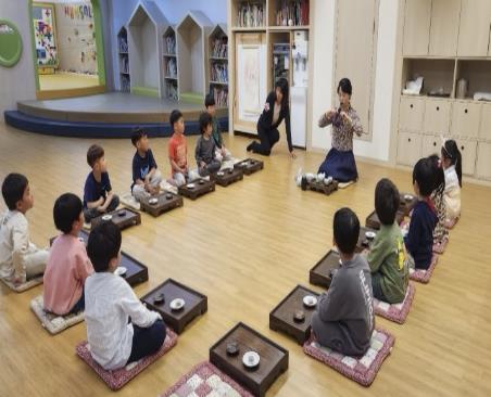 구립 한솔어린이집에서 2025년 유아다례 프로그램을 진행하는 모습