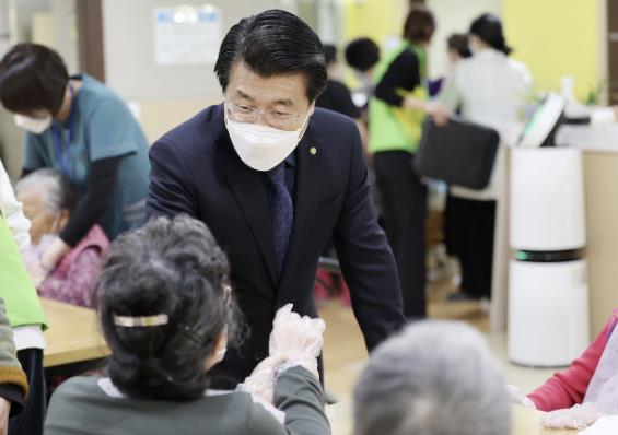 지난해 관내 복지시설을 방문한 서강석 구청장