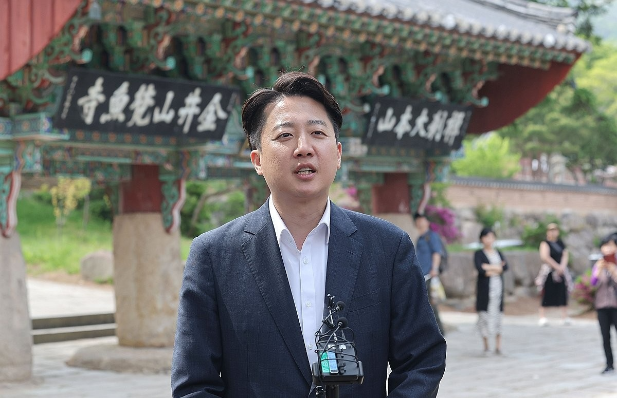 취재진 질문 답하는 이준석 후보(사진=연합뉴스)