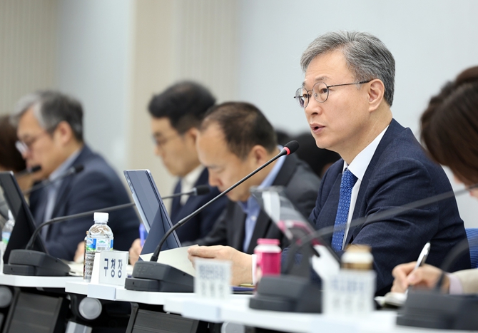 장인홍 구로구청장이 15일 오전 구청에서 열린 확대간부회의에서 규제개혁 전담반(TF) 구성 등에 대해 말하고 있다.