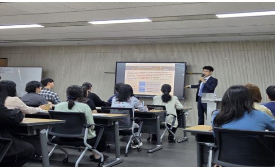 15일 금천구 공무원들이 공공건축 교육을 듣고 있다