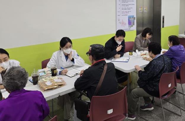 강북구가 경로당에서 어르신 대상 마음건강검진을 실시하고 있다.