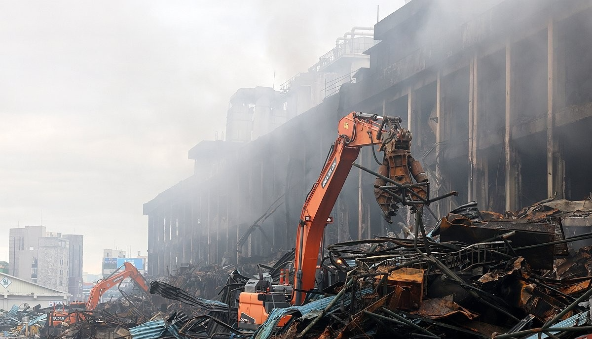 금호타이어 화재현장 잔해 제거작업(사진=연합뉴스)