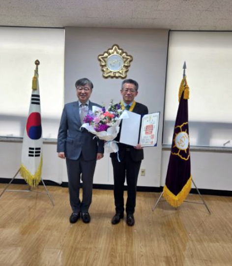 김문관 위원장과 이학수 위원장이 기념촬영을 하고 있다.(사진제공=부산선관위)