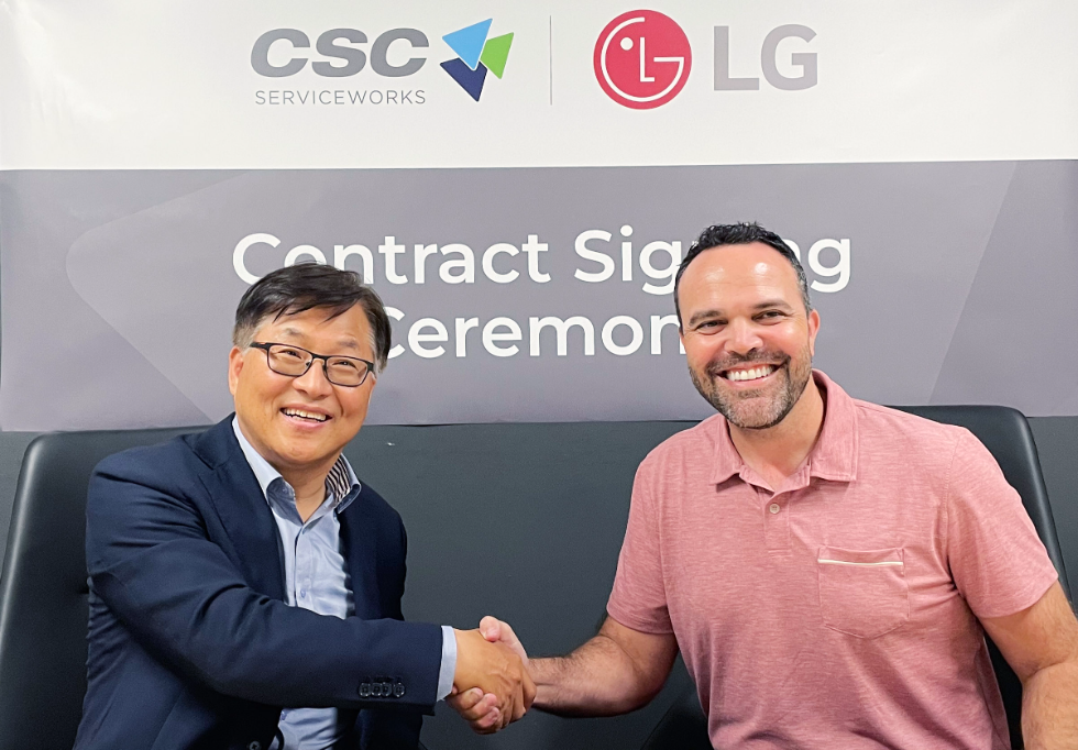 왼쪽부터 LG전자 미국법인 HS담당 김상용 전무, CSC 로드리고 카스텔라노스(Rodrigo Castellanos) CEO. 사진=LG전자