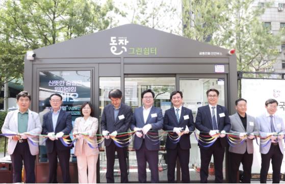 지난 21일, 박일하 동작구청장(가운데)을 비롯한 동작구·KT 관계자들이 사당역 8번 출구 교통섬에 조성된 ‘동작그린쉼터’ 개소식에서 커팅식을 하고 있다