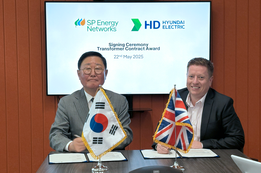 현지시간 22일(목) 스코틀랜드 ‘에스피 에너지 네트웍스(SP Energy Networks)’ 본사에서 HD현대일렉트릭 조석 부회장(사진 왼쪽)과 에스피 에너지 네트웍스 에디 멀홀랜드(Eddie Mulholland) 기술총괄이사가 400킬로볼트(kV)급 초고압 변압기 4대에 대한 공급계약을 체결했다.(사진=HD현대일렉트릭)