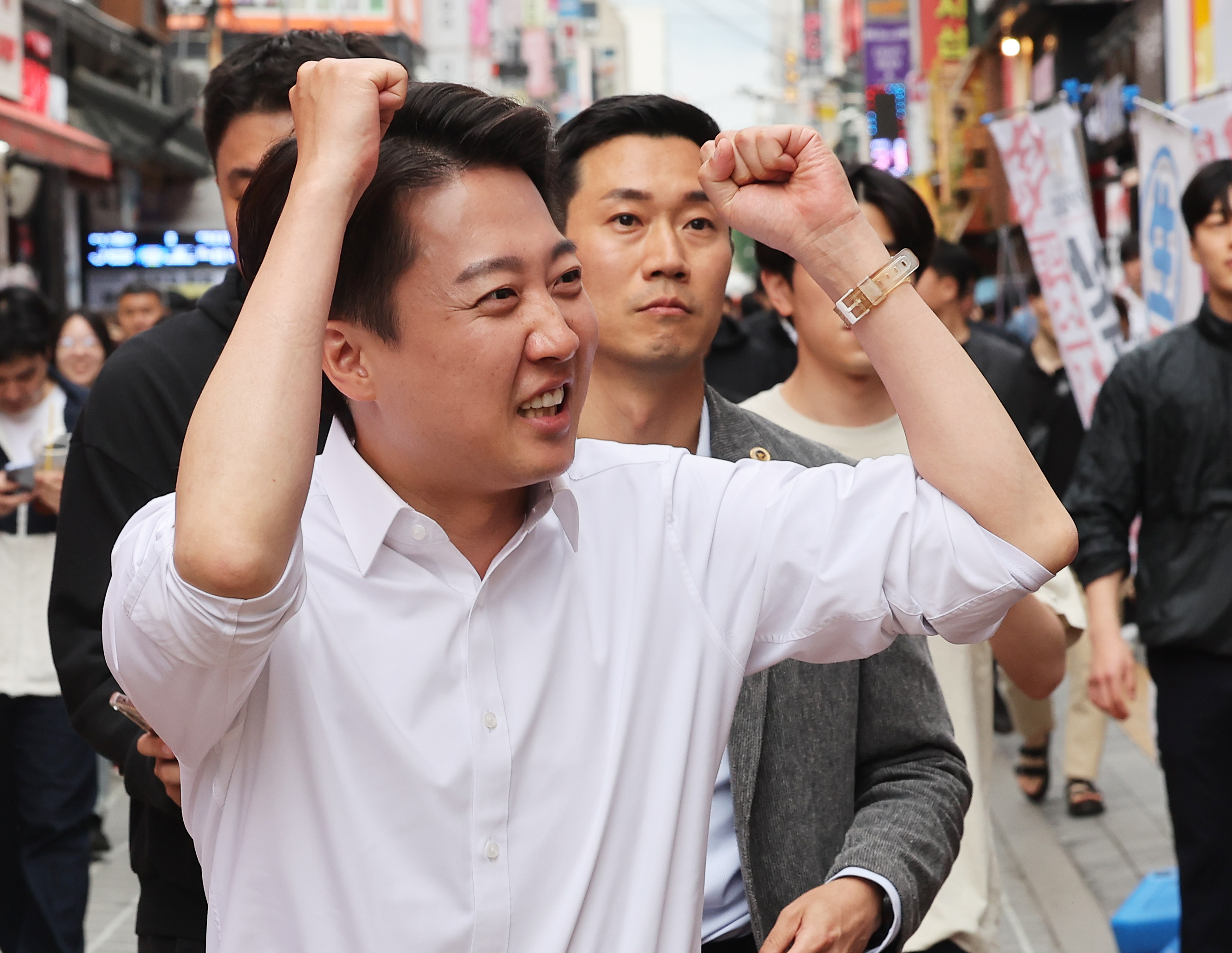 개혁신당 이준석 대선 후보가 24일 경기도 수원시 팔달구 수원역 로데오거리에서 시민들에게 인사하고 있다. 사진=연합뉴스