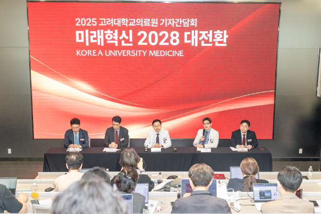 고려대의료원이 26일 고려대 의과대학 제1의학관에서 ‘미래혁신 2028 대전환’을 주제로 기자간담회를 개최했다. 기자단 질의응답에 임하고 있는 고려대의료원 보직자들 모습. 좌측부터 민병욱 구로병원장, 편성범 의과대학장, 윤을식 의무부총장, 한승범 안암병원장, 서동훈 안산병원장. 사진=고려대의료원