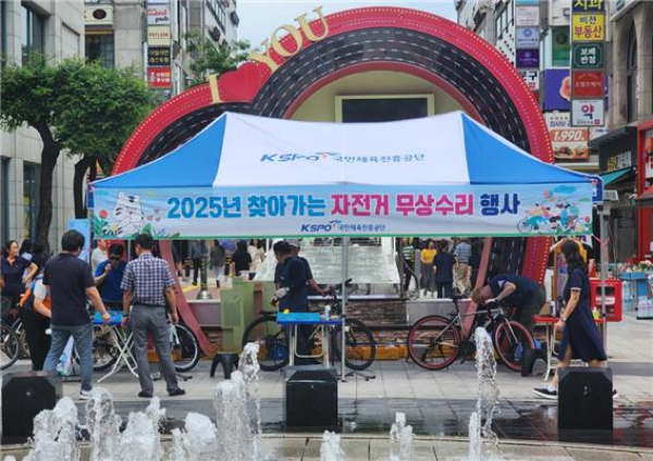 지난 31일, 경륜경정총괄본부는 산본지점 인근 로데오거리에서 찾아가는 자전거 무상수리센터를 운영했다.(사진=국민체육진흥공단)