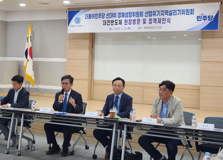 안도걸 (왼쪽 두번째) 국회의원 (사진=의원실)