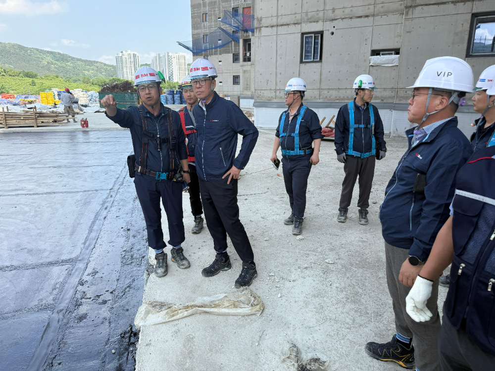 SM상선 건설부문 성낙원 대표이사(왼쪽 3번째)가 최근 경기 안성시 당왕지구 공동주택 신축공사 현장에서 안전보건관계자들과 함께 ‘중대재해 ZERO’ 달성을 위한 현장점검을 하고 있다. (사진=SM그룹)