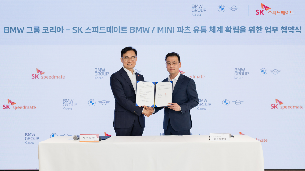 27일 열린 기념식 자리에 선 안무인 SK스피드메이트 대표(왼쪽)와 정상천 BMW 그룹 코리아 애프터세일즈 총괄본부장의 모습.(사진=SK스피드메이트)