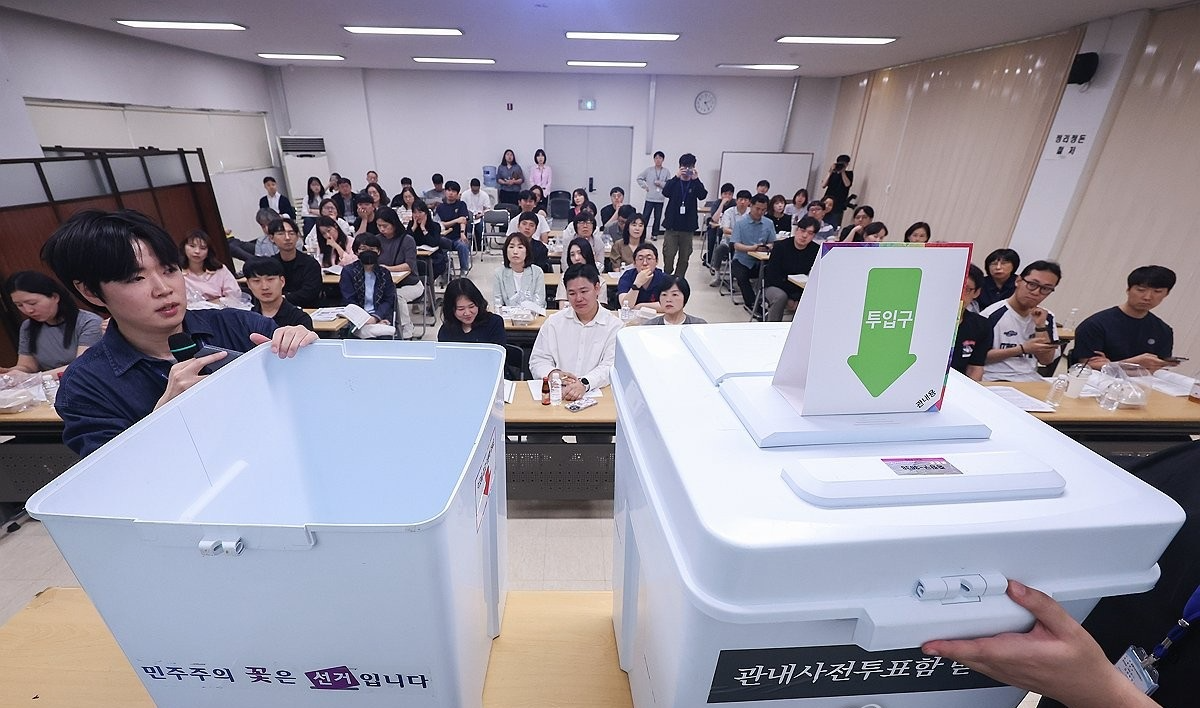26일 서울 중랑구선거관리위원회에서 열린 대선 사전투표관리관 교육(사진=연합뉴스)