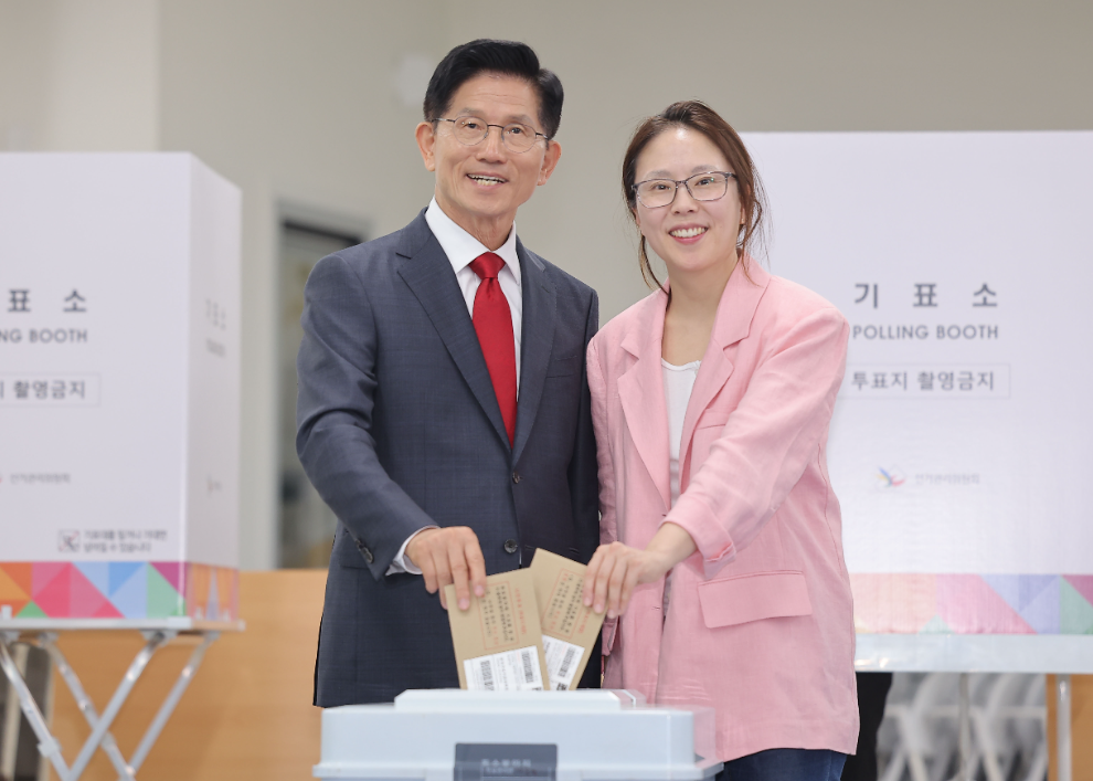 딸과 함께 사전투표하는 국민의힘 김문수 후보(사진=연합뉴스)