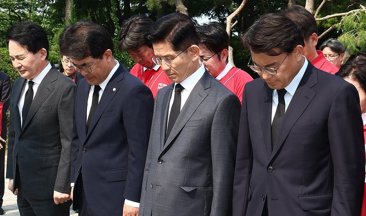 맥아더 장군 동상 앞에서 묵념하는 김문수 후보와 지도부(사진=연합뉴스)