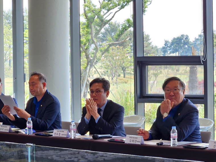 안도걸 (가운데) 국회의원 (사진=의원실)