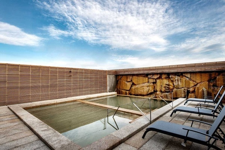 유니아일랜드CC 내부 노천탕 입구(사진=인천시출입연합기자단 제공)