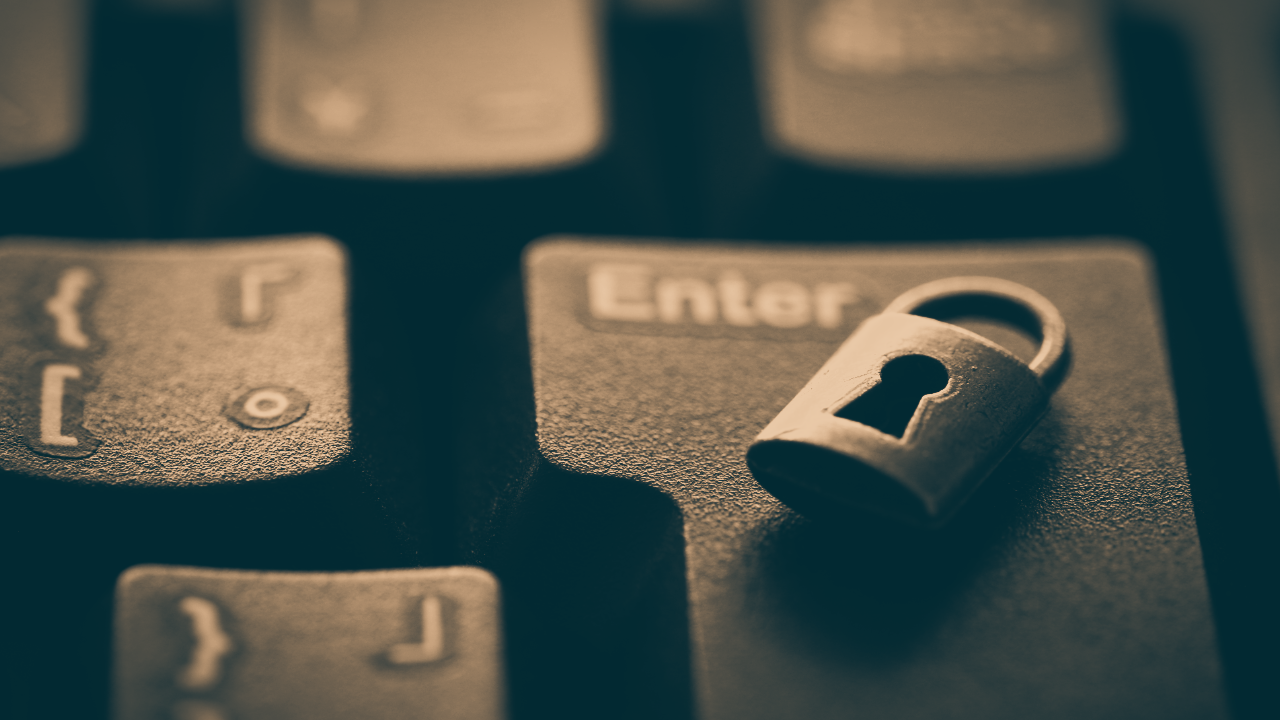 캐나다의 개인정보보호법은 PIPEDA를 중심으로 개인정보의 투명한 관리와 신뢰 구축을 목표로 하지만, 데이터 유출 등 위반 사례가 지속되고 있다. KISA 보고서는 조직 내 관리 체계 개선과 엄격한 제재를 통해 법 준수를 강화해야 한다고 강조한다.