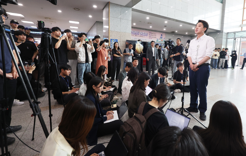 유세 마지막 날 '학식먹자' 참여를 위해 한국공학대를 방문해 기자 질의응답하는 이준석 후보(사진=연합뉴스)