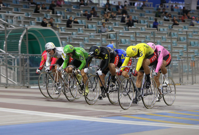 광명스피돔에서 선수들이 결승선을 앞두고 치열한 접전을 벌이고 있다.(사진=국민체육진흥공단)