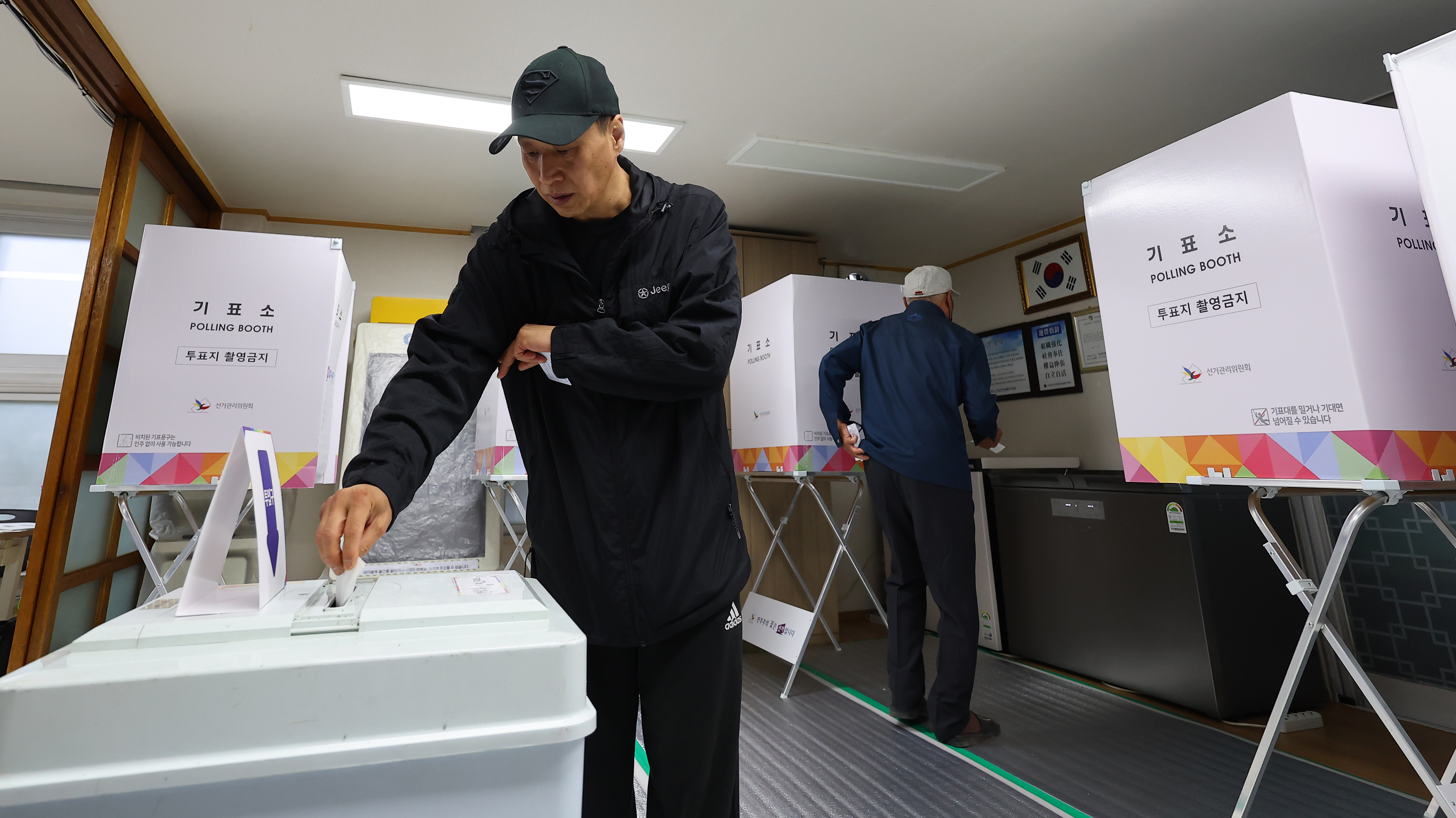 (사진=연합뉴스) 제21대 대통령 선거일인 3일 새벽 인천 남동구 석천경로당에 마련된 간석4동 제2투표소에서 유권자들이 투표하고 있다.