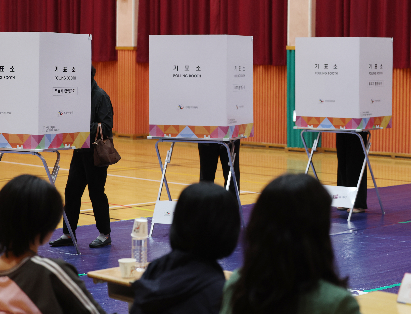 (사진=연합뉴스) 3일 울산시 남구 신정중학교 체육관에 마련된 옥동 제3투표소에서 유권자들이 투표하고 있다.