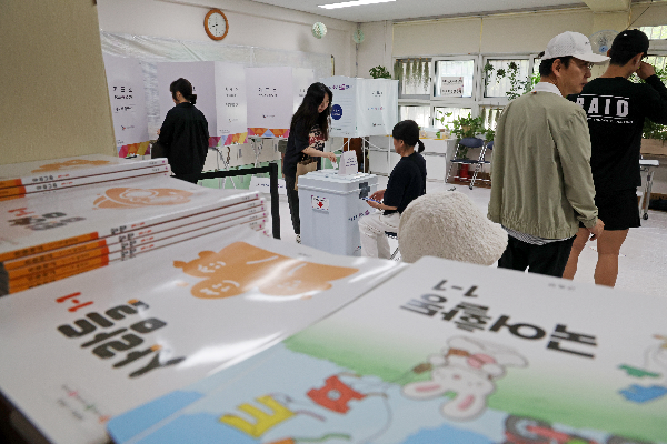 (사진=연합뉴스) 임화영 기자 = 제21대 대통령선거 투표일인 3일 서울 서초구 서래초등학교에 마련된 방배본동제2투표소에서 유권자들이 투표에 나서고 있다.