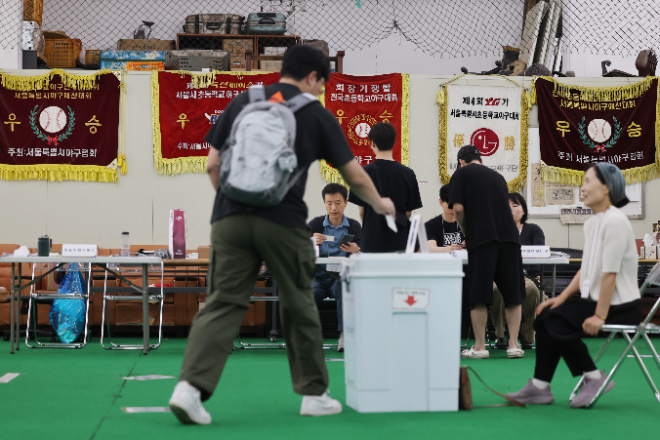 제21대 대통령선거 투표일인 3일 서울 중구 청구초등학교 야구부실내훈련장에 마련된 청구동제1투표소에서 유권자가 투표하고 있다. (사진=연합뉴스)