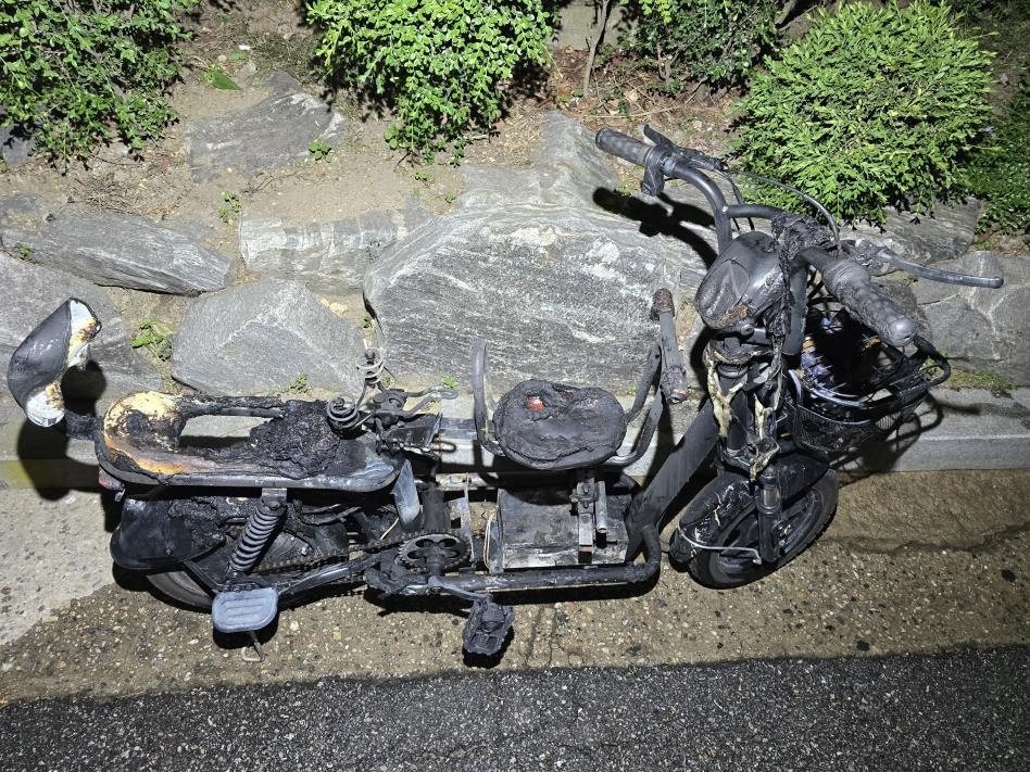 불탄 자전거(사진=연합뉴스)