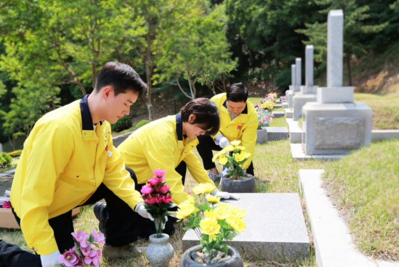 아성다이소, 국립서울현충원 묘역 정화 활동 실시